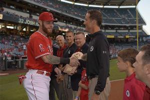 Presenting Iron Phi Award to Josh Hamilton